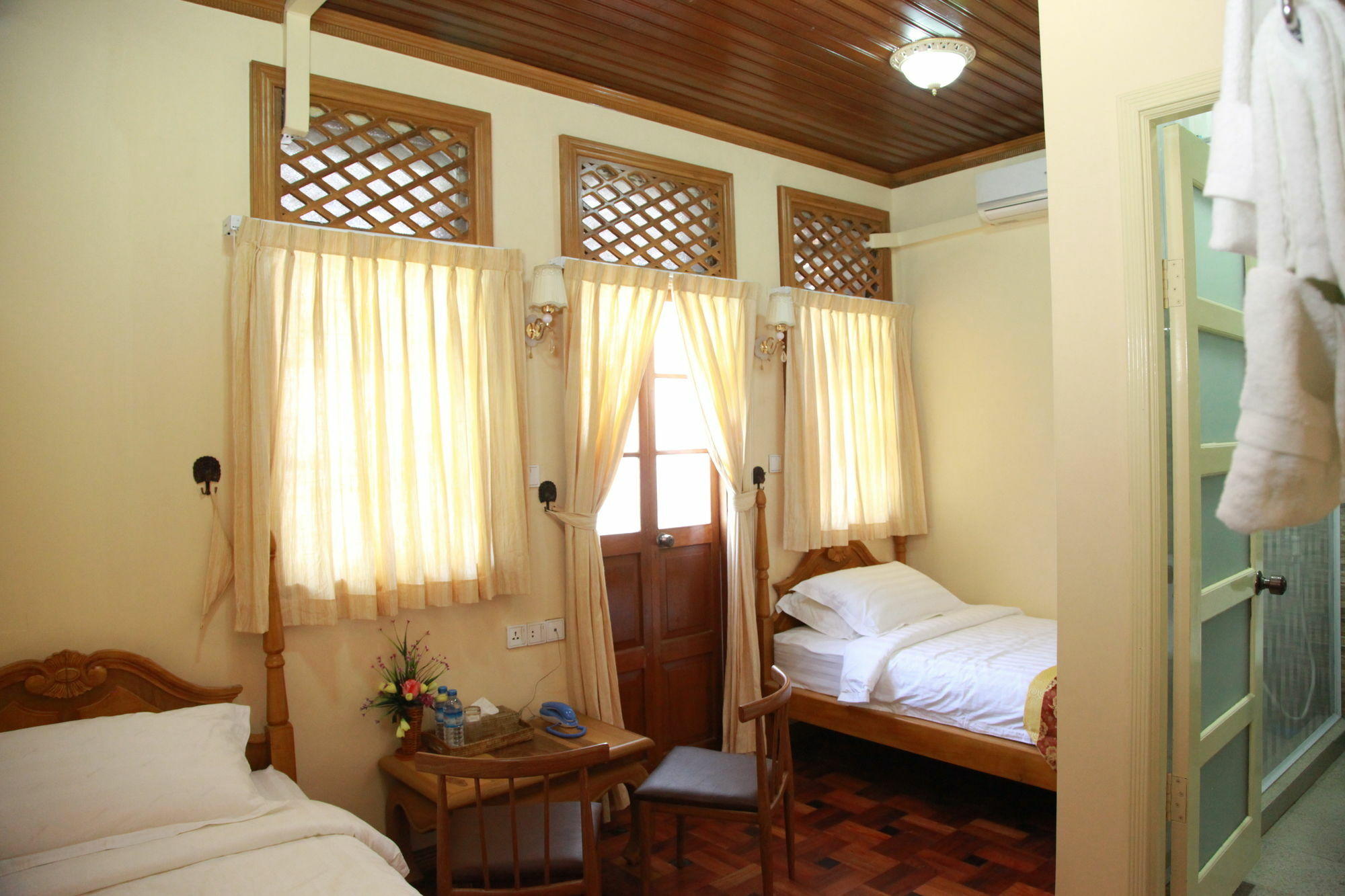 Sule Sapphire Inn Yangon Exterior foto